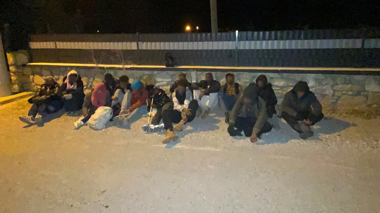 İmece Koyu'nda gece devriyesi sonuç verdi: 16 düzensiz göçmen yakalandı