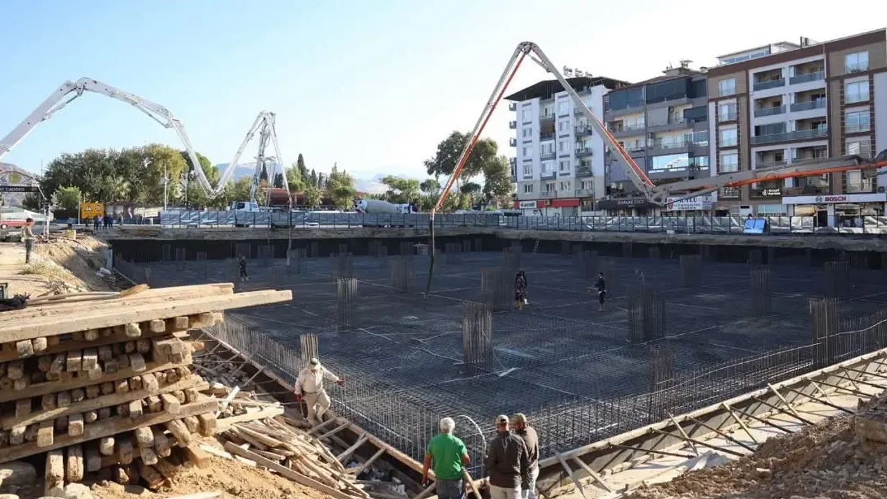 İncirliova’ya yeni yaşam alanı: cumhuriyet meydanı ve yeraltı otoparkı için temel beton dökümüne başlandı