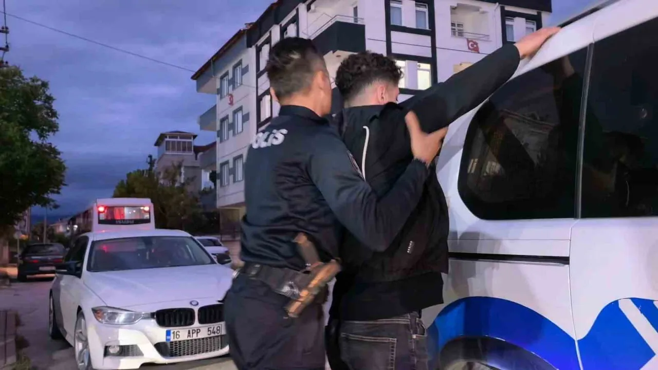 İnegöl'de elektronik ehliyet sınavında kopya düzeneğiyle yakalanan adayın sınavı sona erdi