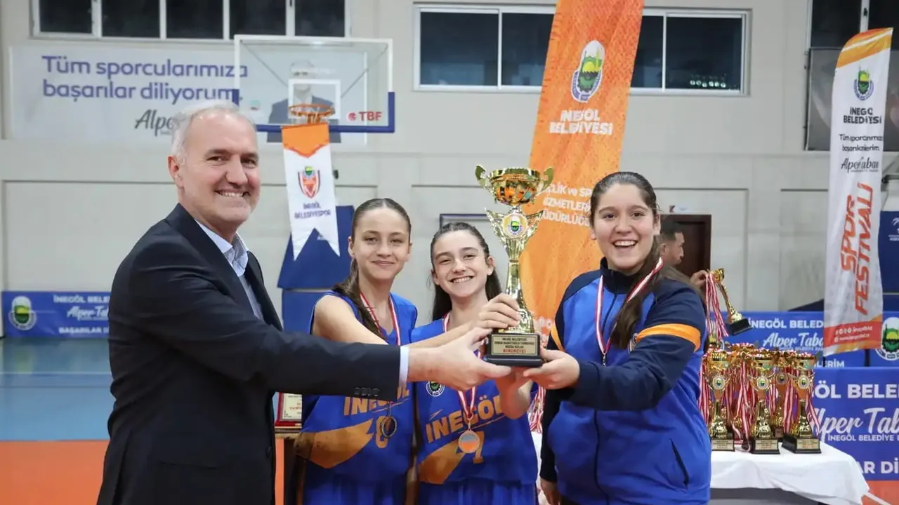 İnegöl'de gençlerin sokak basketbolu şöleni sona erdi