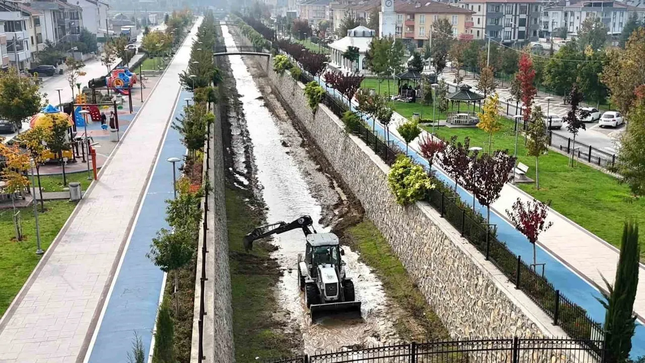 İnegöl'de kış öncesi kanal temizliği: sel riskine karşı iş makineleriyle hazırlık