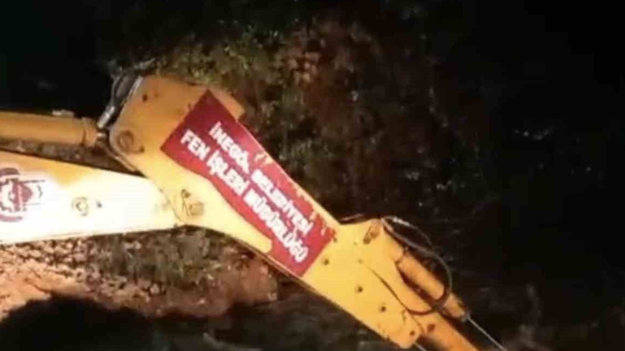 İnegöl'de sağanak köprüyü çökertti, sürücüler belediye ekipleriyle kurtarıldı