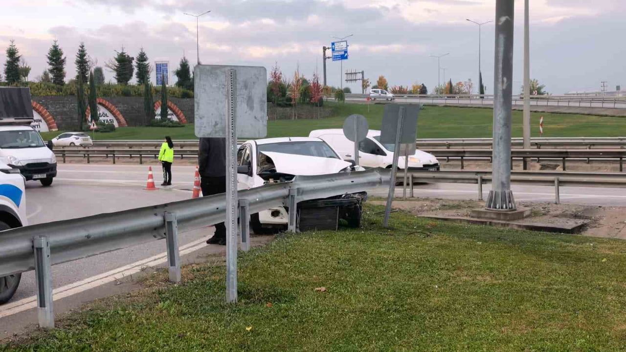 İnegöl'de yağış sonrası kayganlaşan yolda kontrol kaybı: sürücü bariyere çarptı