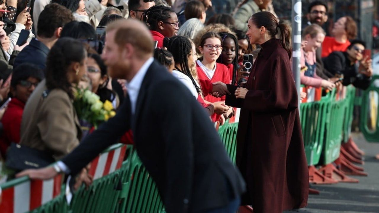 İngiltere’ye dönen prens Harry ve Meghan ilk kez kamuoyu önünde