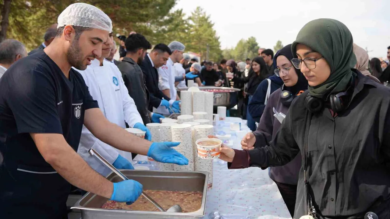 İnönü Üniversitesi'nde aşure kampüste paylaşma ve dayanışmayı öne çıkardı