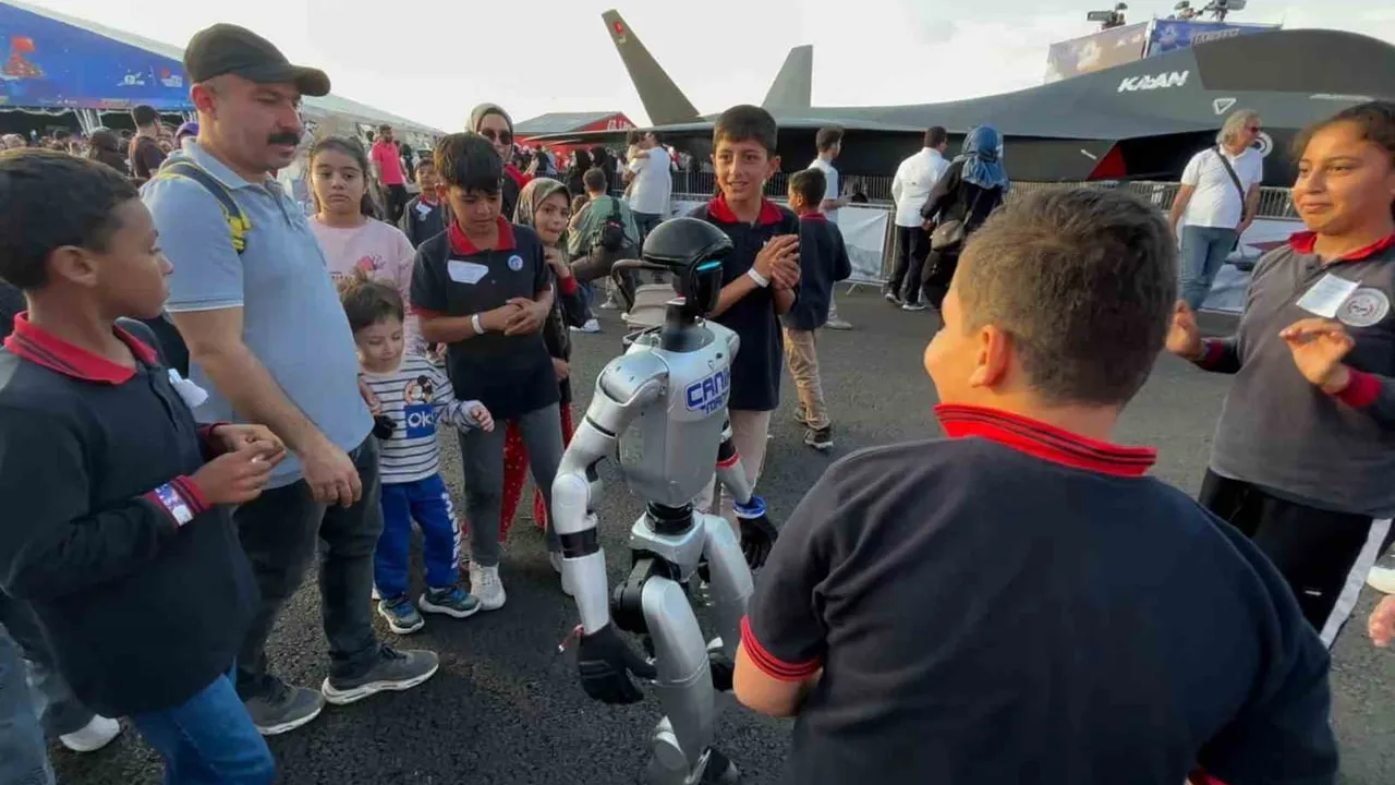 İnsansı Canikman Şanlıurfa TEKNOFEST'te minik ziyaretçilerin ilgi odağı oldu