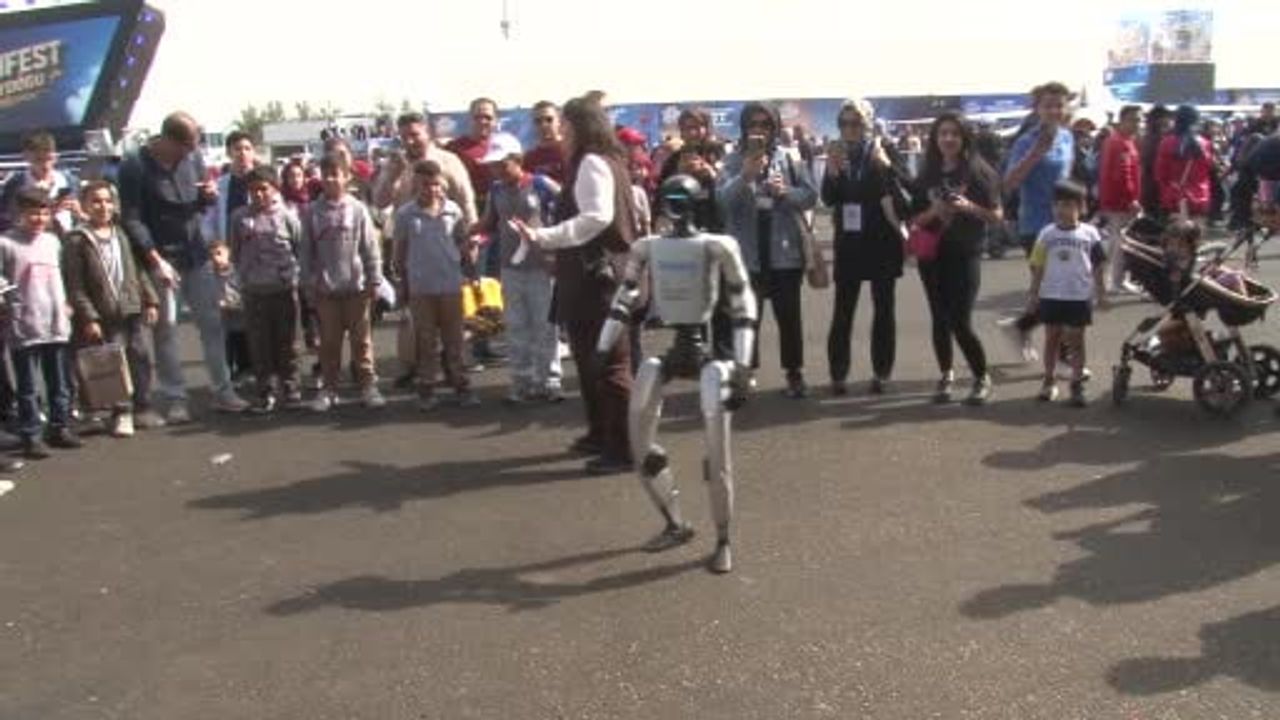 İnsansı robotla halay ve türkü: TEKNOFEST Güneydoğu'da içten anlar