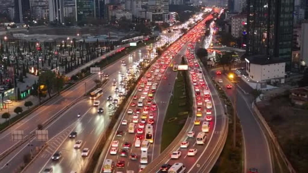 İş çıkışı etkisi: İstanbul yollarında yüzde 72 trafik yoğunluğu ölçüldü
