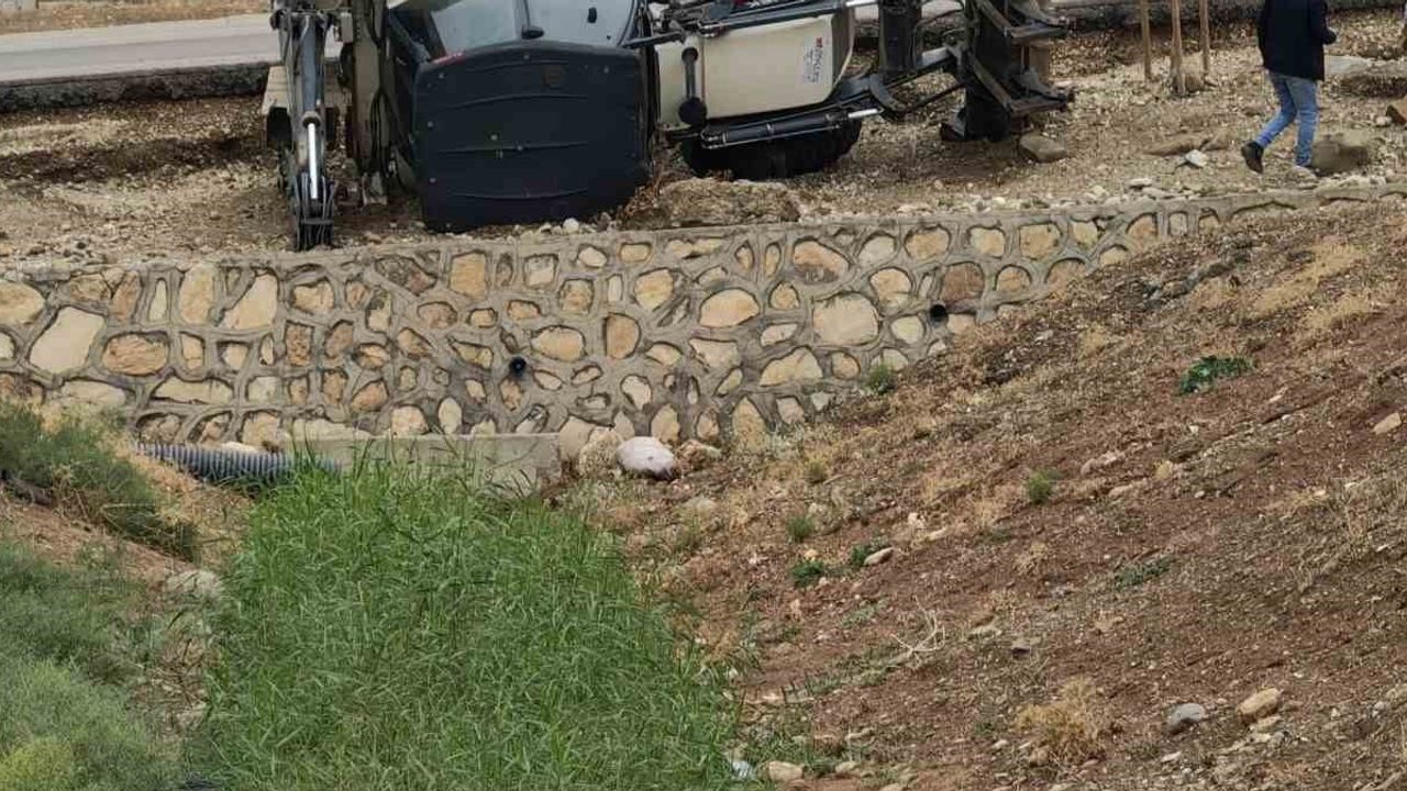 İş makinesi kontrolden çıktı, yol kenarına devrildi: sürücü yaralandı