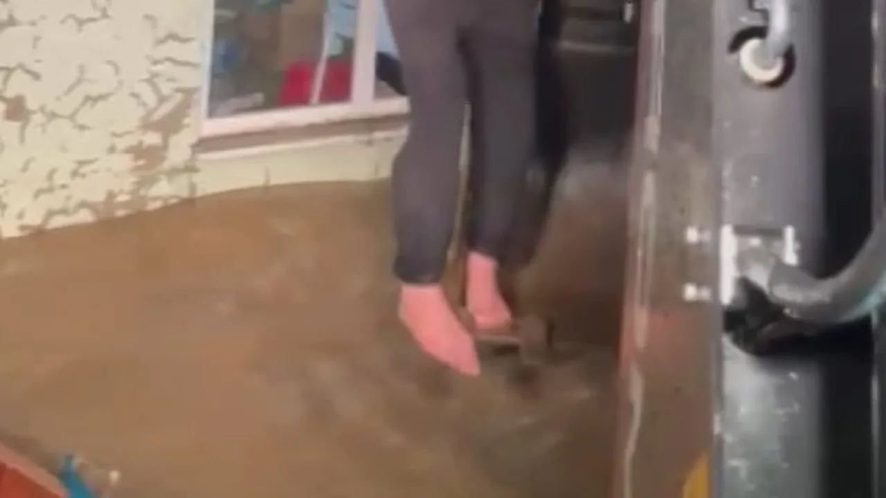 İş makinesiyle can kurtarma: Esenköy'de taşan derede mahsur bekçi kurtarıldı