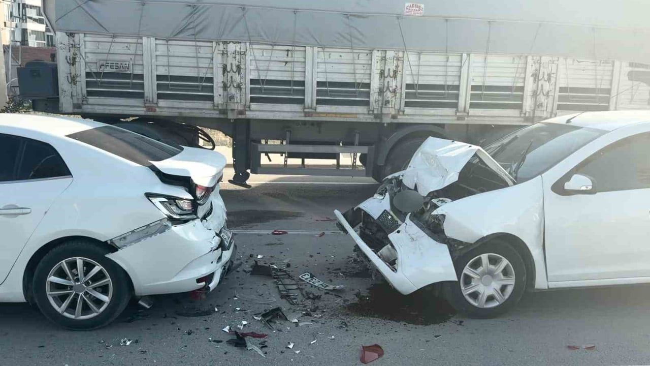 Işıklarda başlayan zincirleme kaza Aksaray’da polis aracı da karıştı