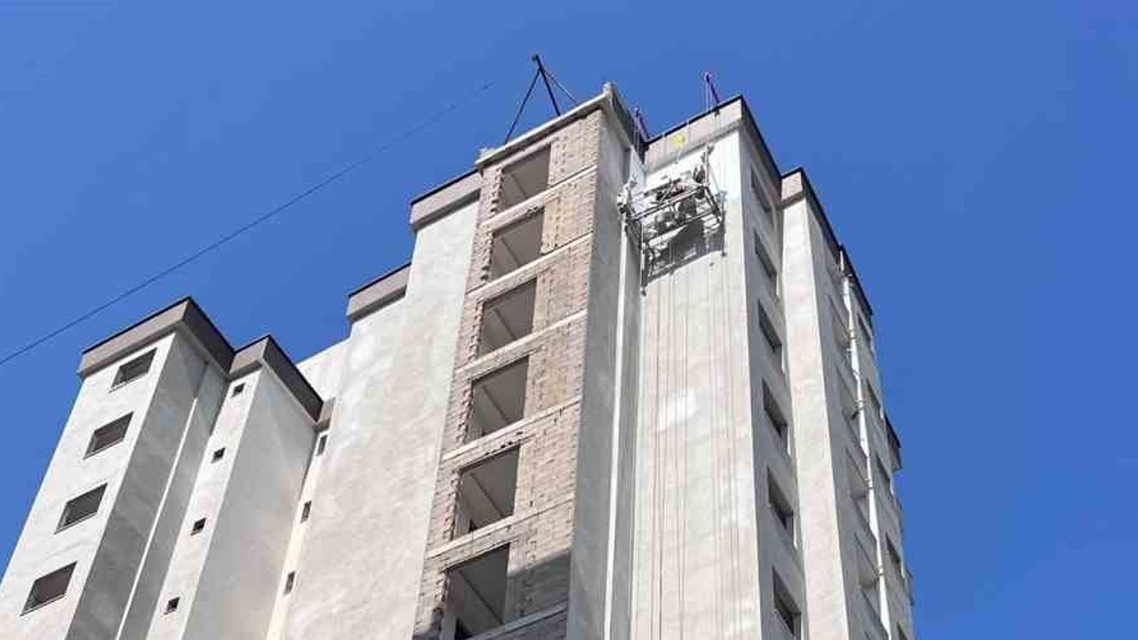 İskelenin arızalanması 11. katta mahsuriyete yol açtı; itfaiye müdahale etti