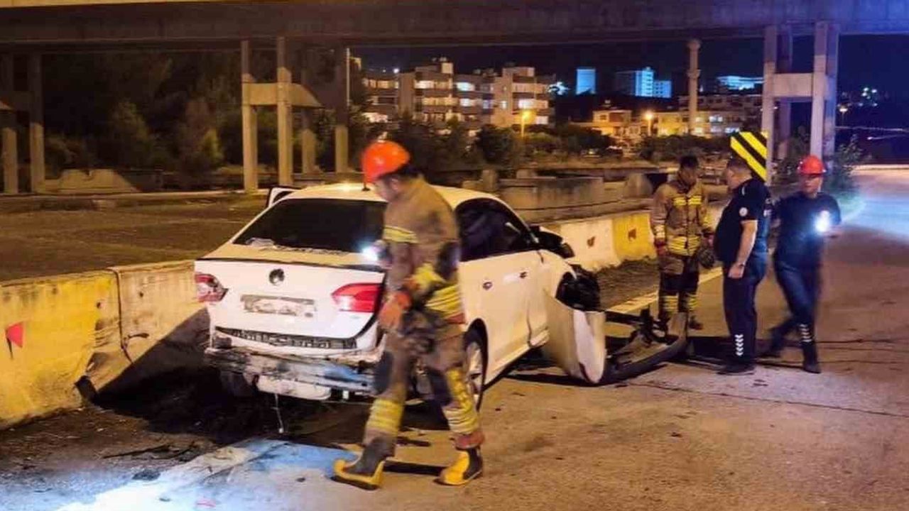 İskenderun'da kontrolünü kaybeden sürücü bariyerlere çarptı ve yaralandı
