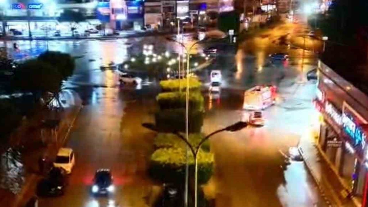 İskenderun’da Mete Aslan Bulvarı’nda tıkanan mazgallar temizlenerek su tahliyesi sağlandı