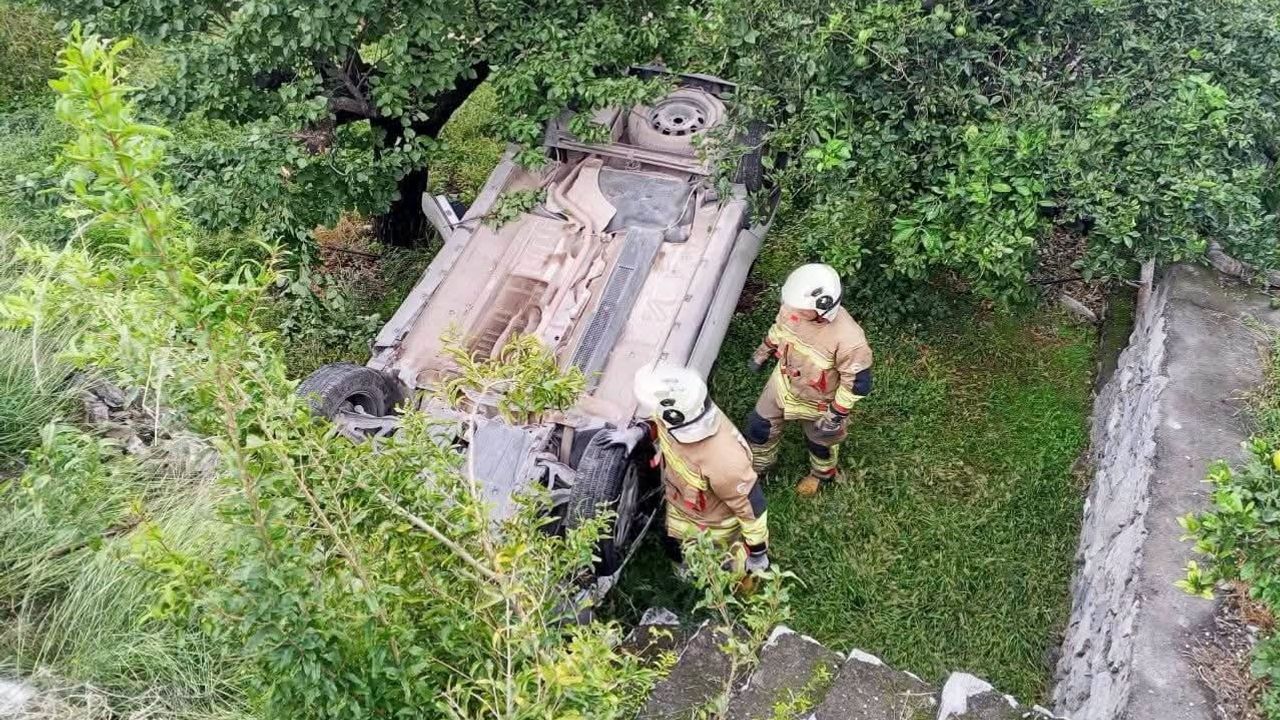 İskenderun'da otomobil bahçeye uçtu: 2 kişi yaralandı