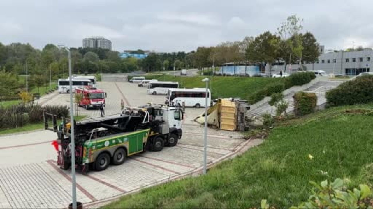 İSKİ Genel Müdürlüğü bahçesinde hafriyat kamyonu otoparka yuvarlandı, 2 kişi yaralandı