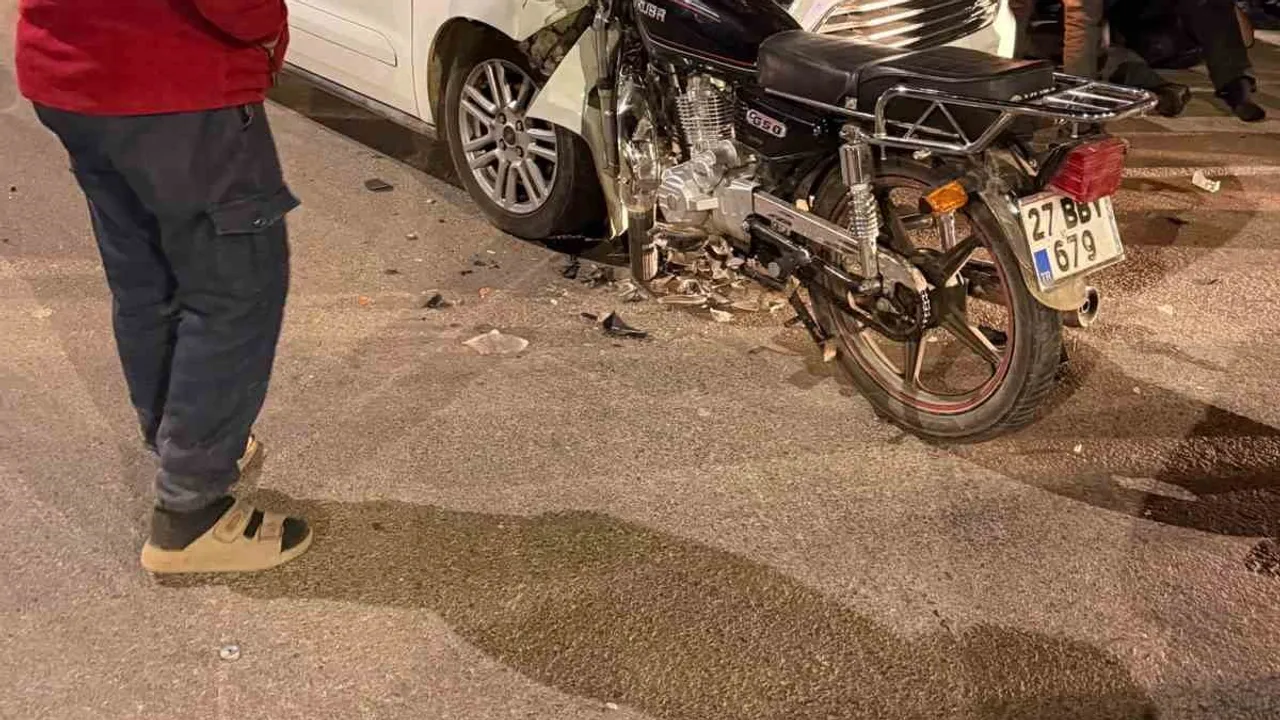İslahiye'de kafa kafaya çarpışma: motosiklet sürücüsü yaralandı