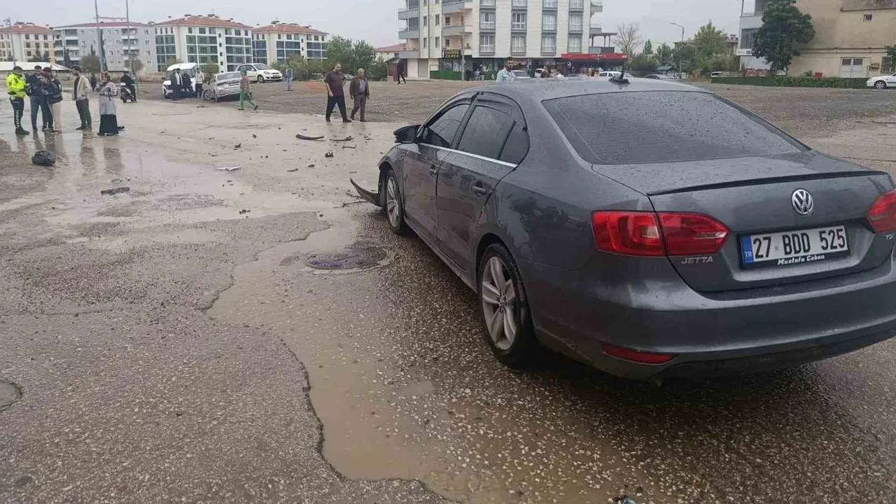 İslahiye'de kavşakta çarpışma: iki araçta maddi hasar
