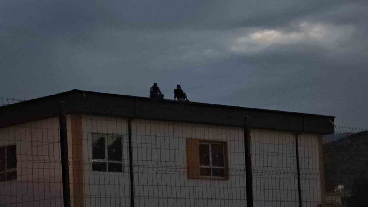 İslahiye'de ücretleri ödenmeyen işçiler çatı eylemini 24 saattir sürdürüyor