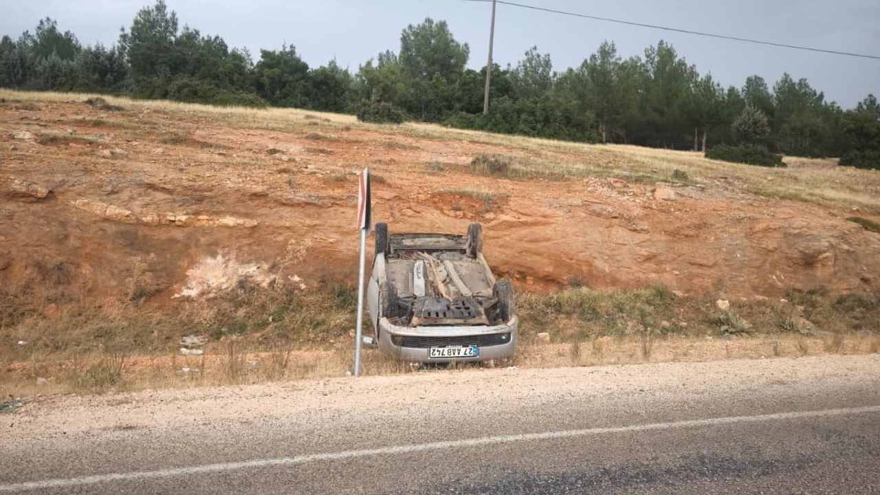Islak zeminde kayıp: Besni Üçgöz girişinde araç takla attı, iki kişi yara almadan kurtuldu