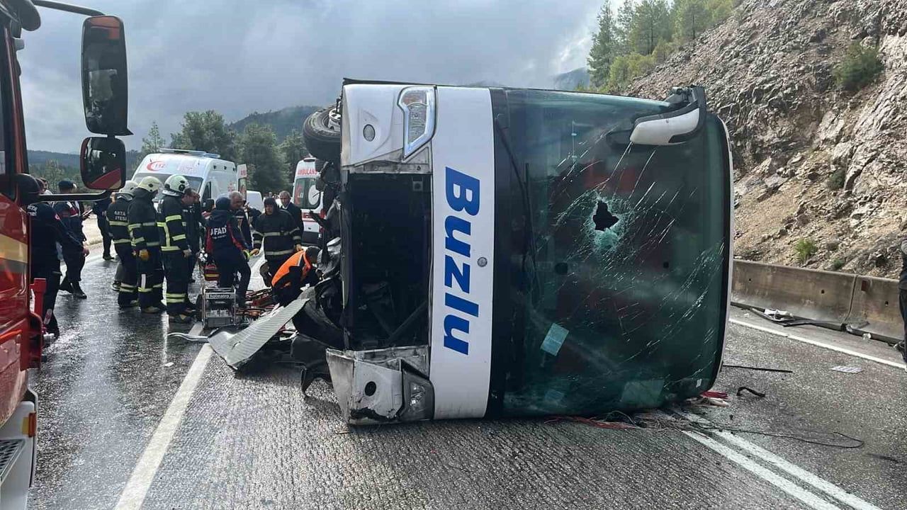 Isparta-Antalya kara yolunda devrilen otobüste yedek şoför hayatını kaybetti