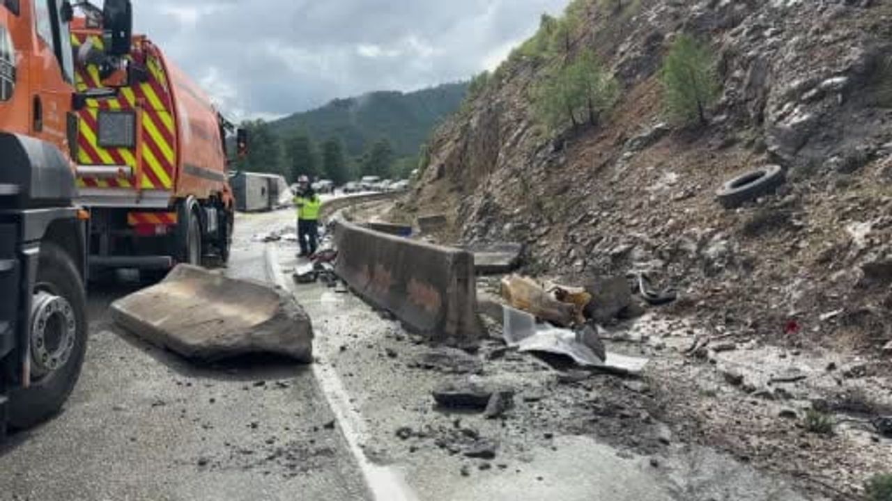 Isparta-Antalya karayolunda Kazak tüneli çıkışında devrilen otobüste 1 ölü, 7 yaralı