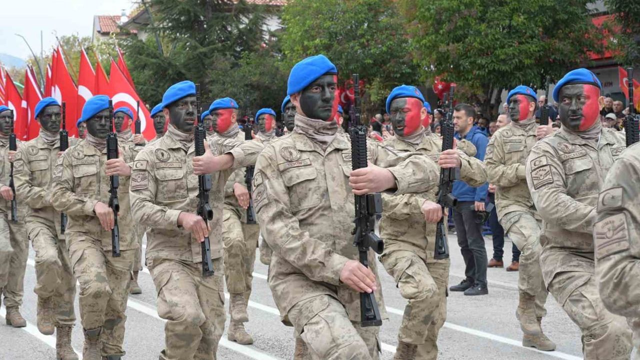 Isparta'da 103 yıllık cumhuriyet coşkusu meydanı doldurdu