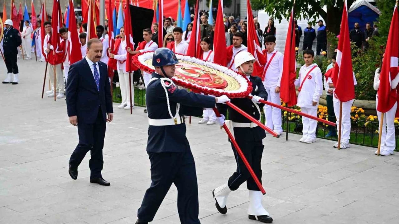 Isparta’da cumhuriyet coşkusu çelenk töreniyle yükseldi