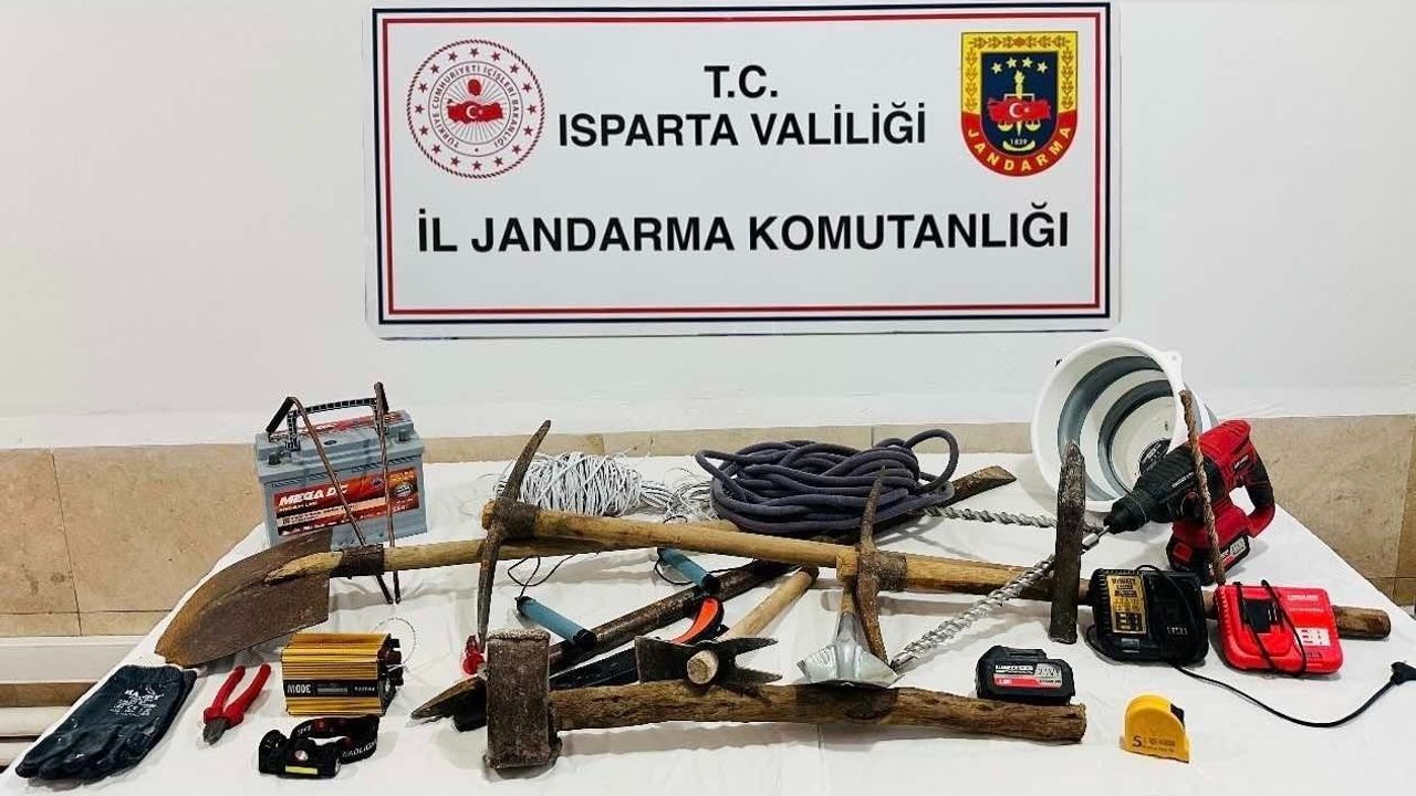 Isparta’da izinsiz kazılara darbe: sikke ve Osmanlı subay kılıcı ele geçirildi