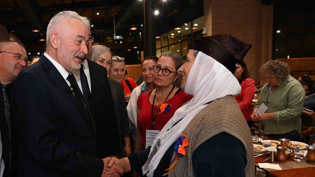 Isparta'da kadın muhtarlar Şükrü Başdeğirmen ile buluştu