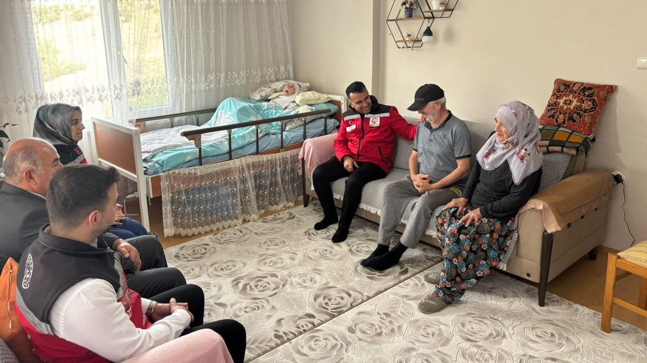 İspir'de 114 yaşındaki asırlık çınara anlamlı ziyaret