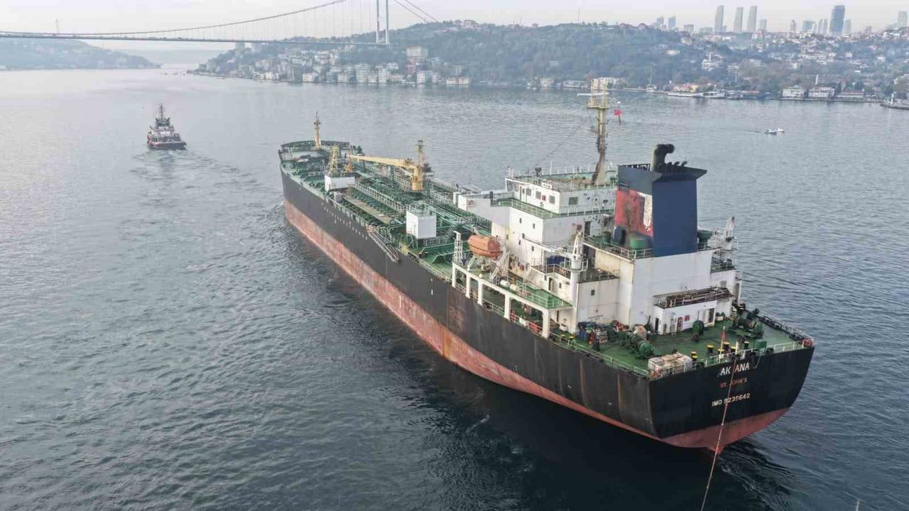İstanbul boğazı dron saldırısı görmüş AK ANA için geçici olarak kapatıldı