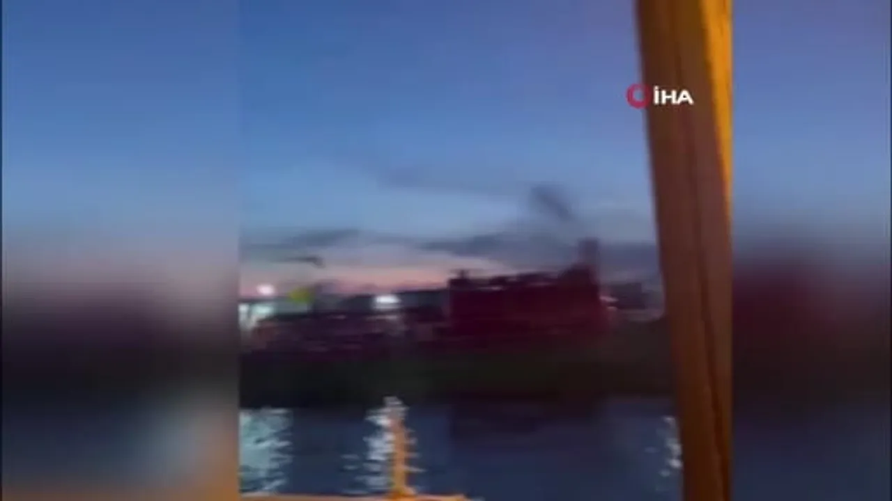 İstanbul boğazı'nda kıyıya sürüklenen kimyasal tanker son anda durdu