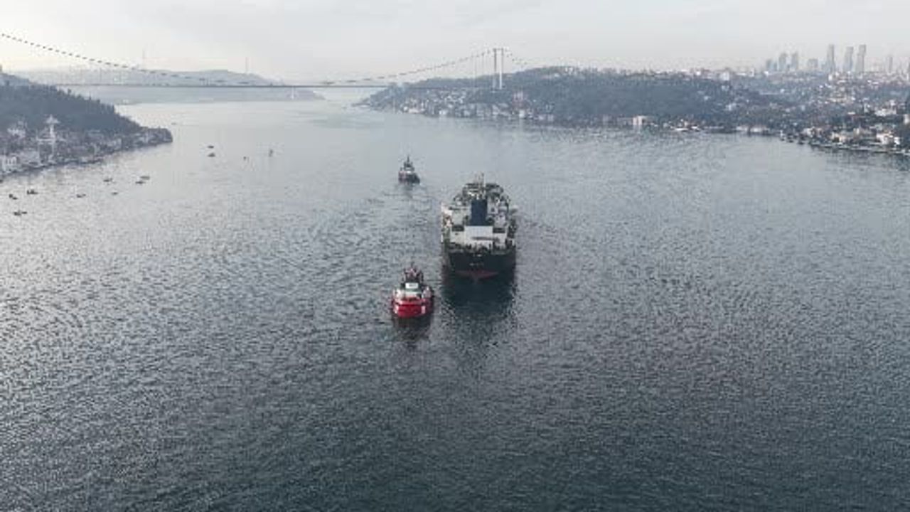 İstanbul boğazı'nda trafiğe kapatılan geçiş: dron saldırısı sonrası AK ANA'nın seyri kayda geçti