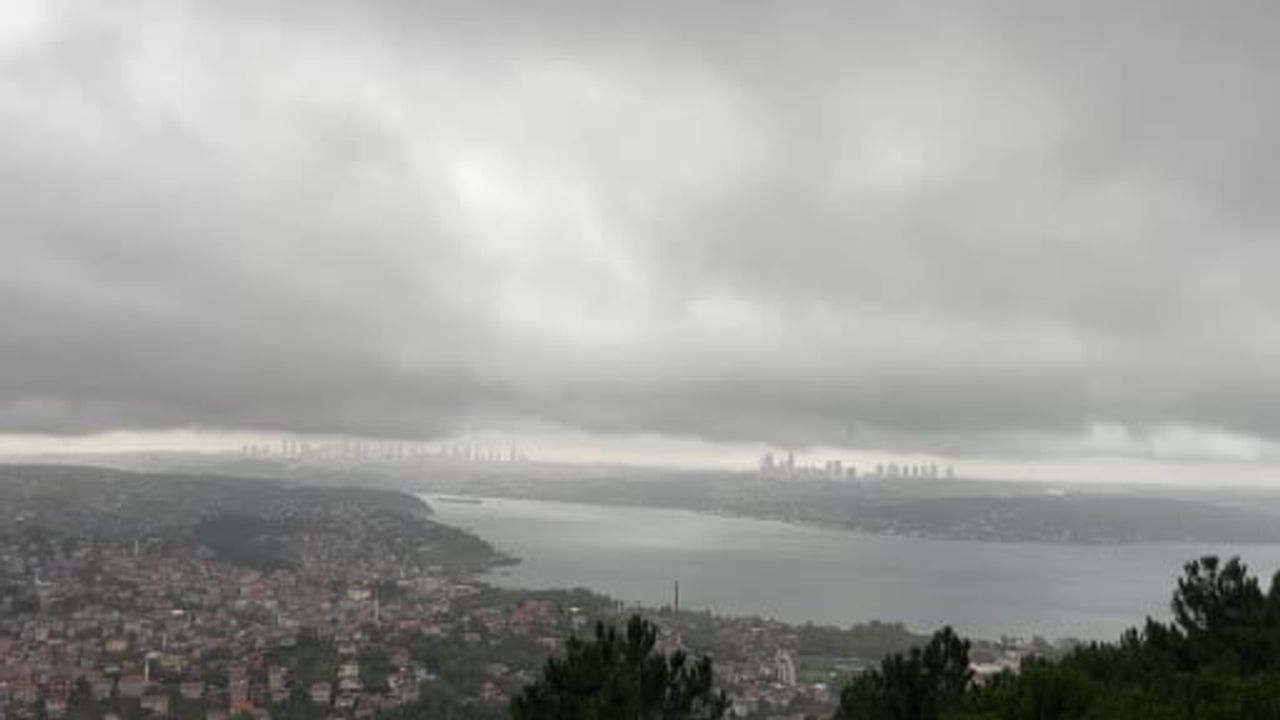 İstanbul boğazı üzerinde yoğun yağmur bulutları sabahı kararttı