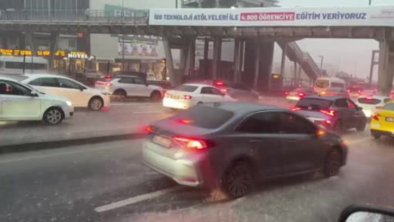 İstanbul'da aniden bastıran yağmur günlük hayatı etkiledi