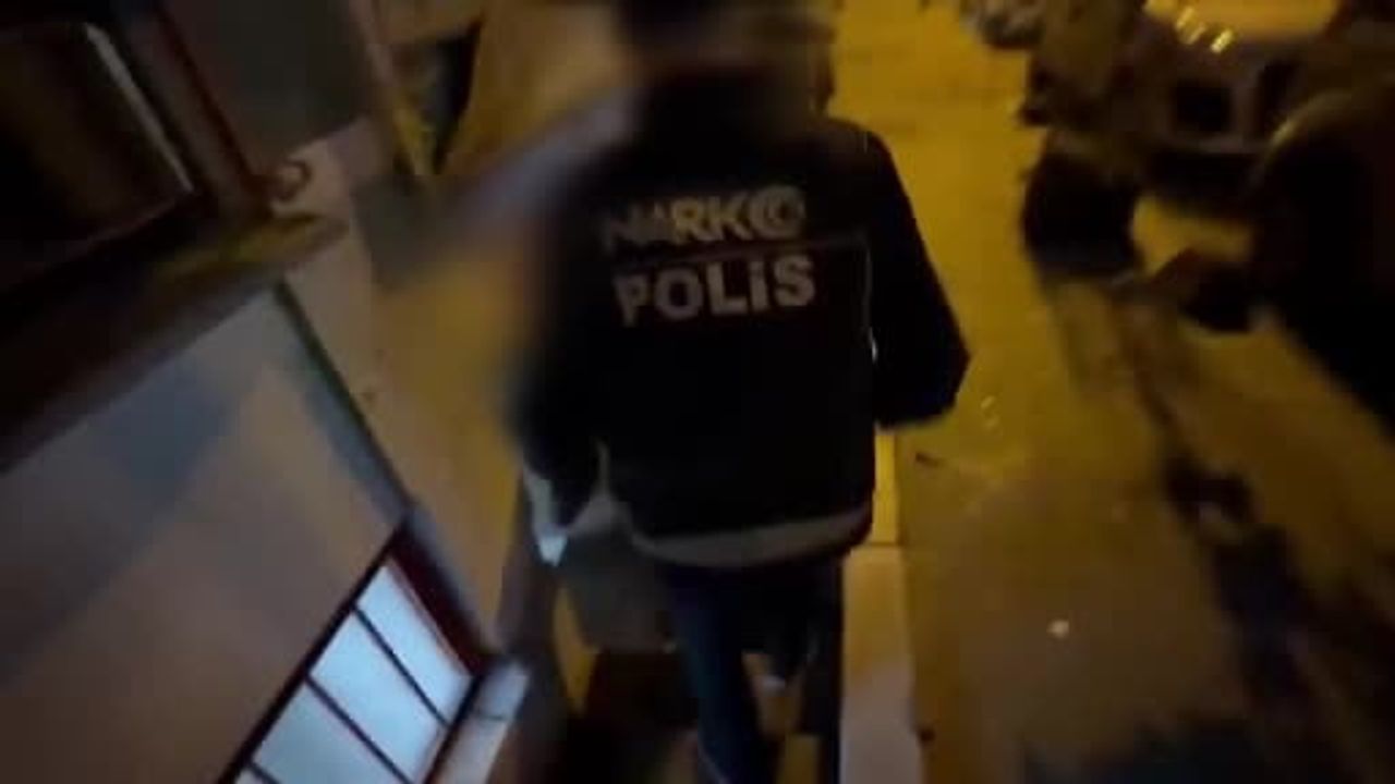 İstanbul'da eş zamanlı baskınlarda saklanan 44 kilo 399 gram uyuşturucu ele geçirildi