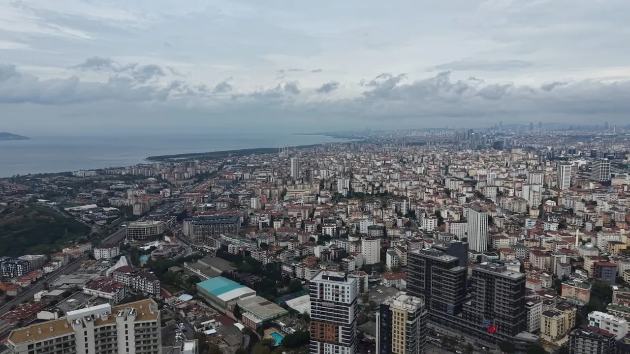 İstanbul’da iki yakada farklı gökyüzü manzarası
