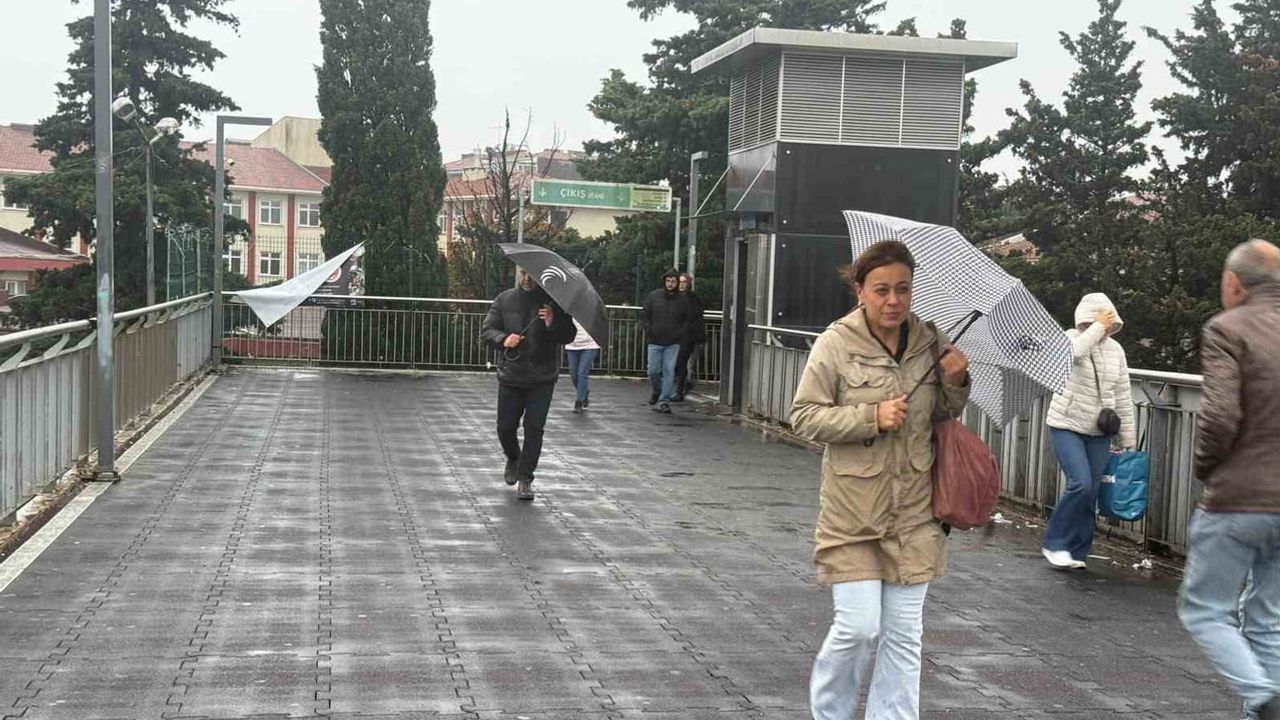 İstanbul'da kuvvetli yağmur ve rüzgar işe gidişi aksattı