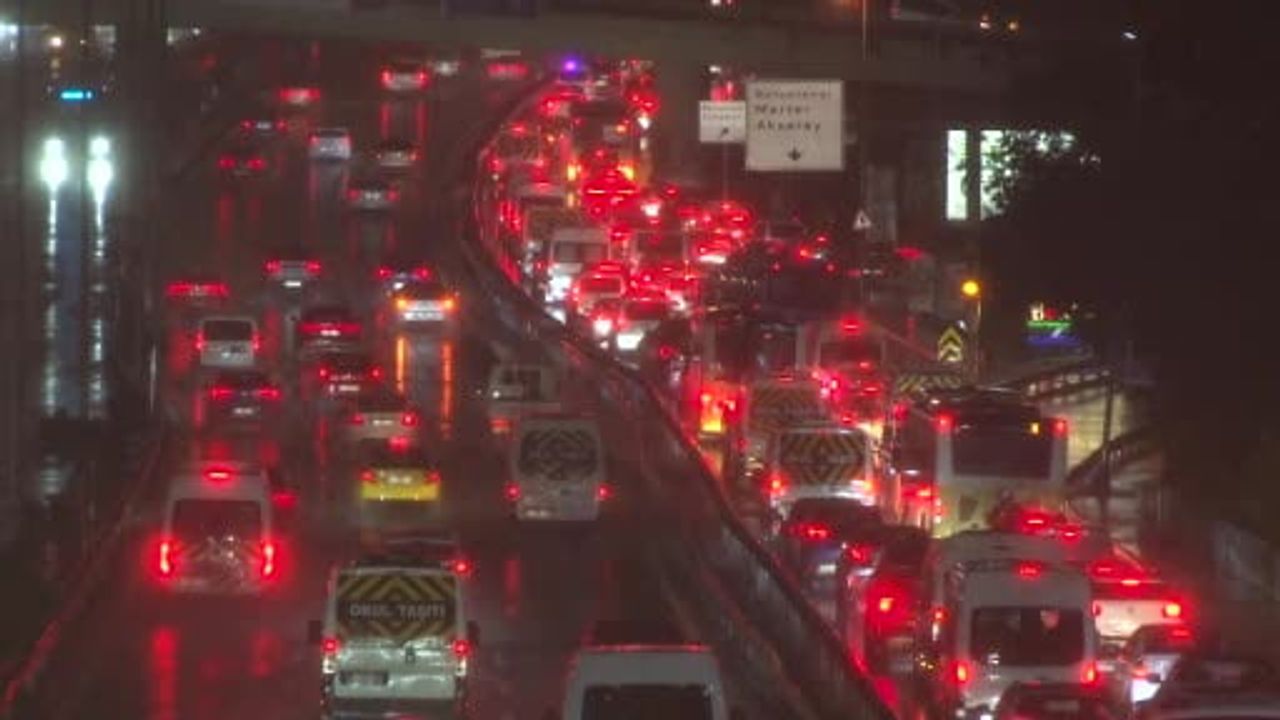 İstanbul'da sağanak iş çıkışı trafiğini durma noktasına getirdi