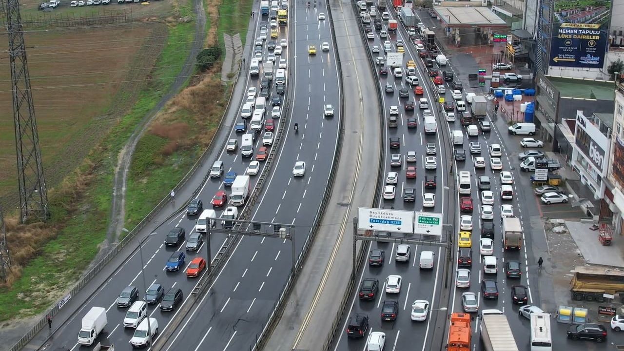 İstanbul'da sağanak sürücülere zor anlar yaşattı, Avcılar, Beylikdüzü ve Küçükçekmece hattında yoğunluk