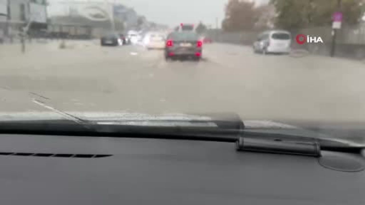 İstanbul'da su birikintileri trafiği sekteye uğrattı