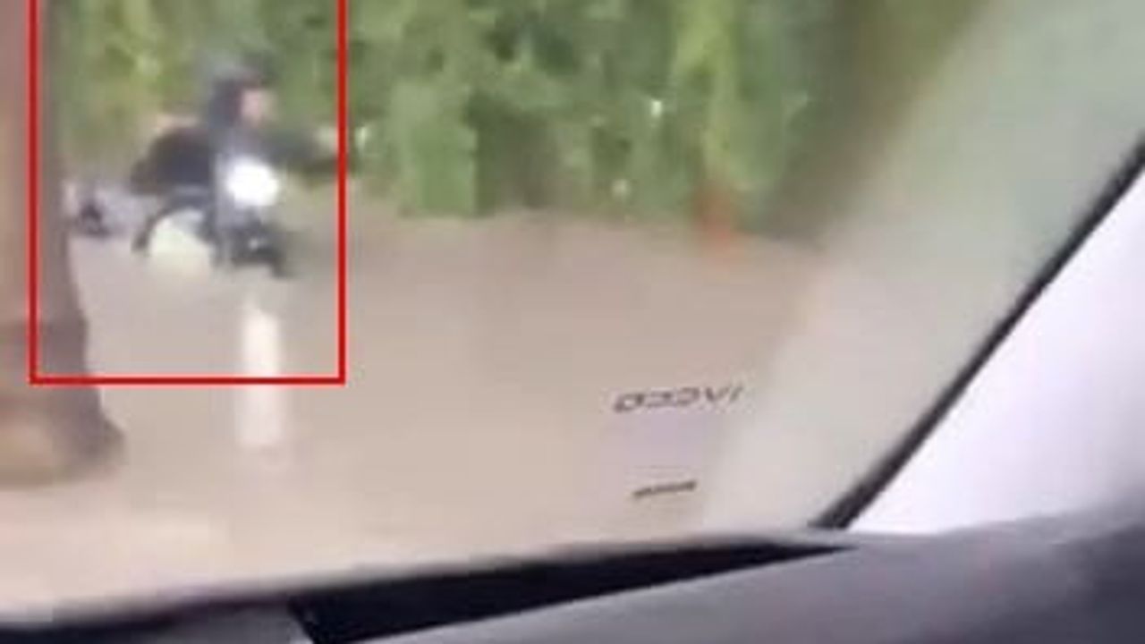 İstanbul'da suya batan motosikletin zorlu anları kameralarda