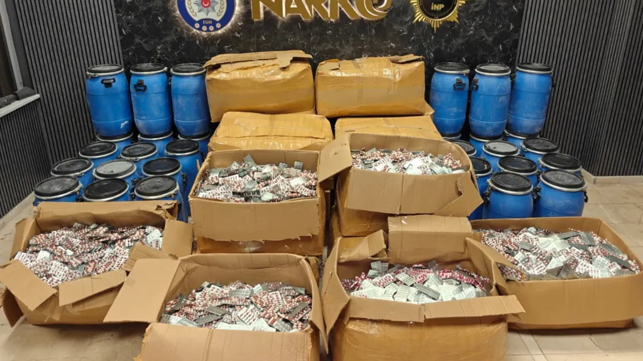 İstanbul'da üç ilçede yürütülen operasyonda 654.376 sentetik hap ve 785 kilogram pregabalin ele geçirildi