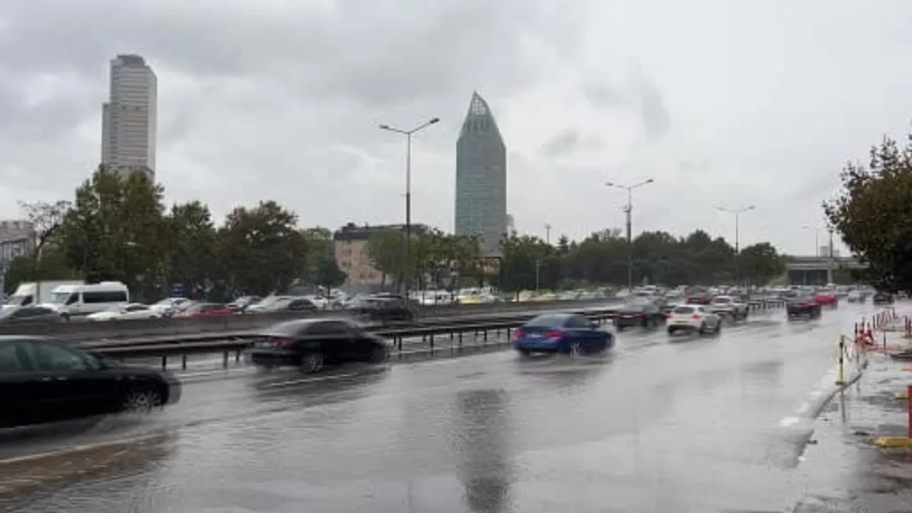 İstanbul'da yer yer devam eden sağanak sürücülere zor anlar yaşatıyor
