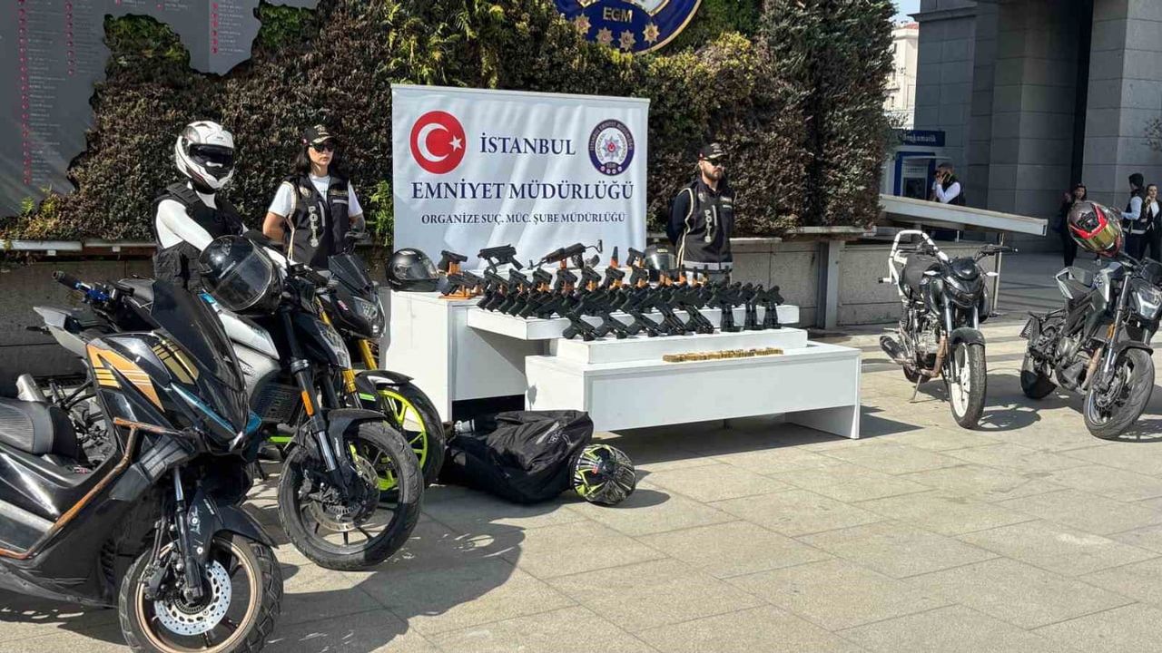 İstanbul emniyeti sergiledi: çetelerden çıkan silah ve mühimmat tanıtıldı