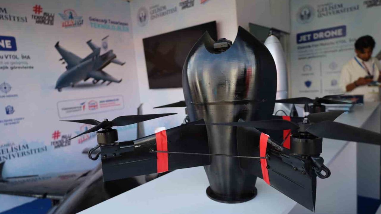 İstanbul Gelişim Üniversitesi'nin yerli jet dronu ve elektrik fanlı VTOL İHA'sı TEKNOFEST'te ilgi odağı oldu