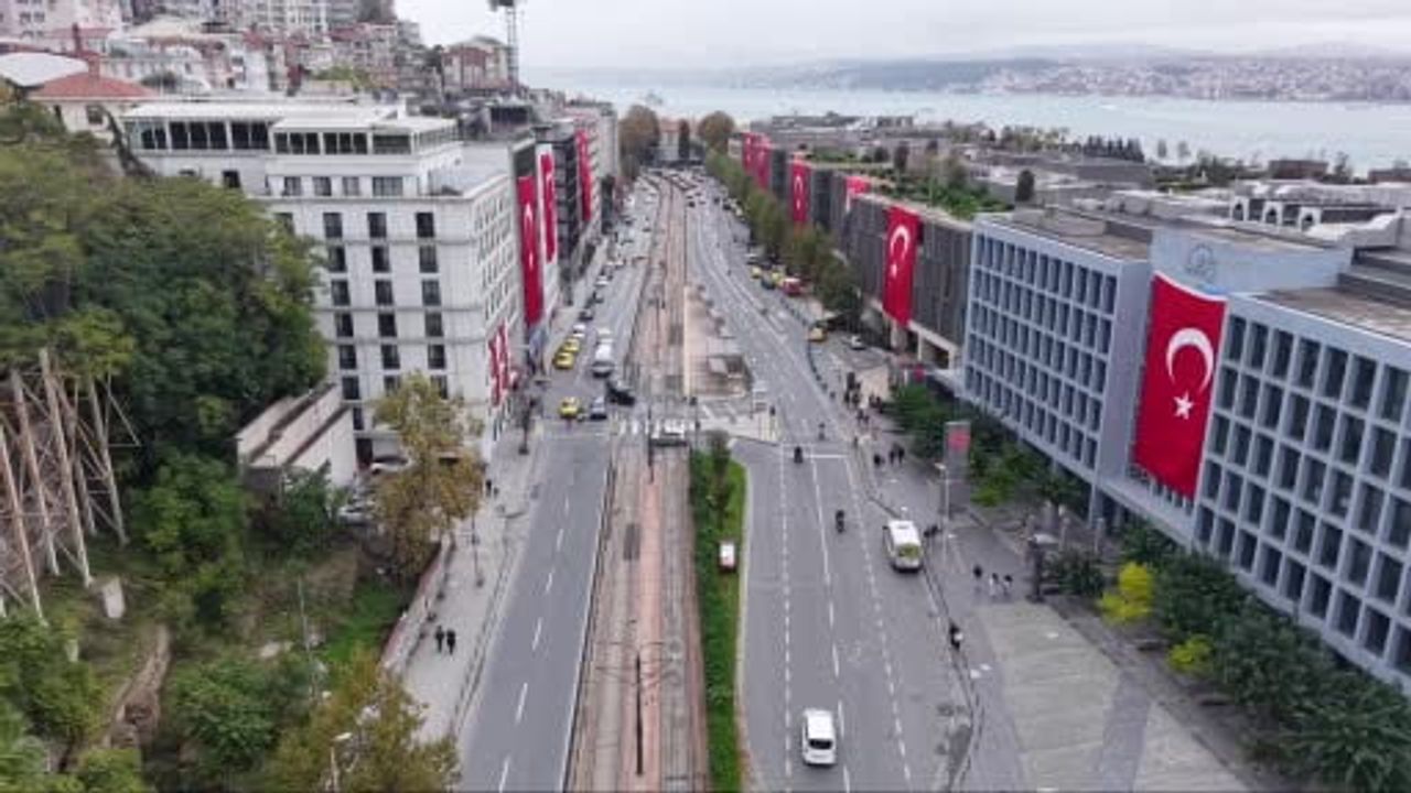 İstanbul kırmızı beyaza büründü: İstiklal'den Galataport'a bayrak görüntüleri