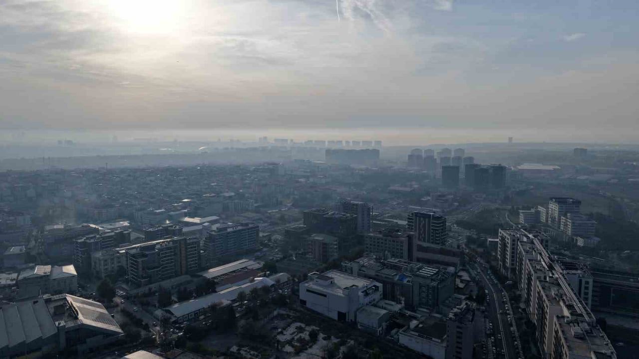 İstanbul’un silueti pus altında kaldı: bazı ilçelerde hava kalitesi hassas düzeye ulaştı