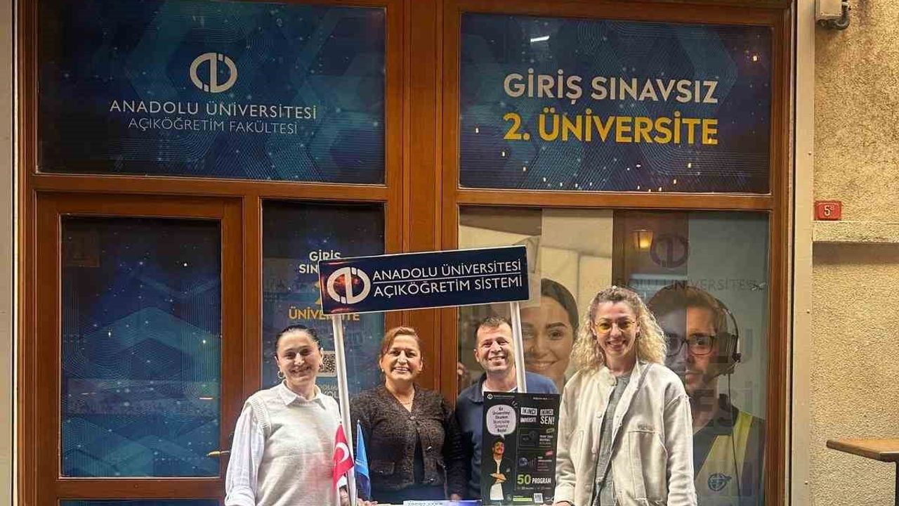 İstiklal Caddesi'nde yaşam boyu öğrenme çağrısı: Anadolu Üniversitesi sınavsız ikinci üniversiteyi tanıttı
